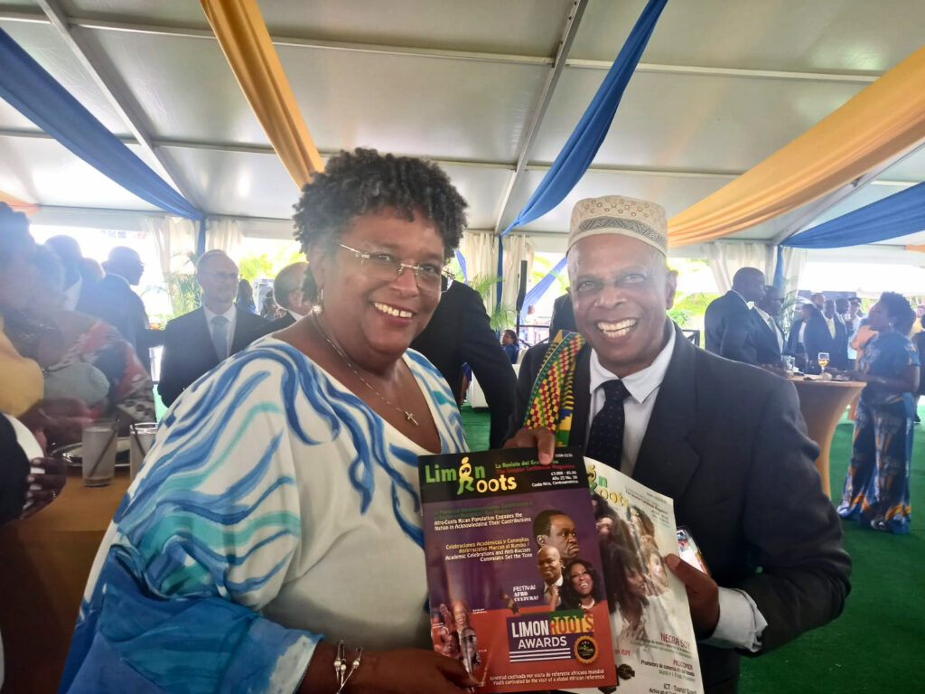 
Mia Amor Mottley is a Barbadian politician and lawyer who has served as the country’s eighth Prime Minister since 2018. In the photo, alongside Limón leader Ramiro Crawford. Courtesy/La República.